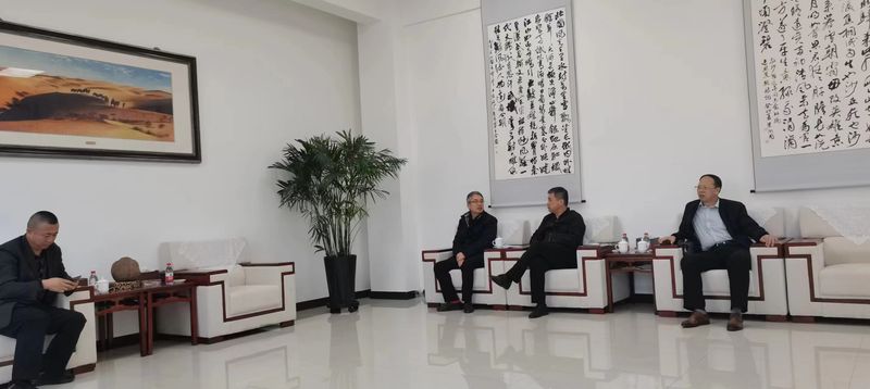公司與哈密市政府領(lǐng)導洽談公司新疆發(fā)展思路，加大助力新疆能源發(fā)展！